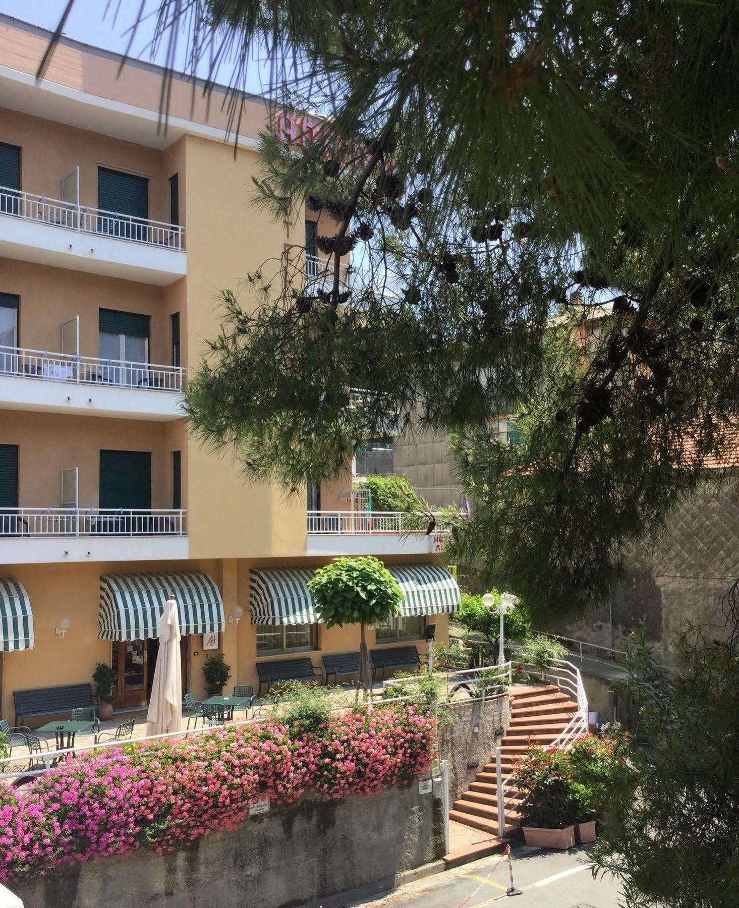 Albergo Adriana Celle Ligure Exterior foto